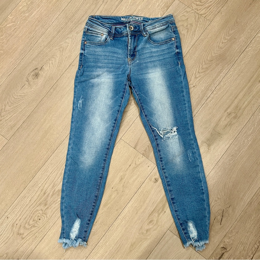 Wallflower Women's Light Blue Cropped Jeans